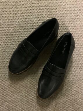 Vionic Black Leather Classic Penny Loafers